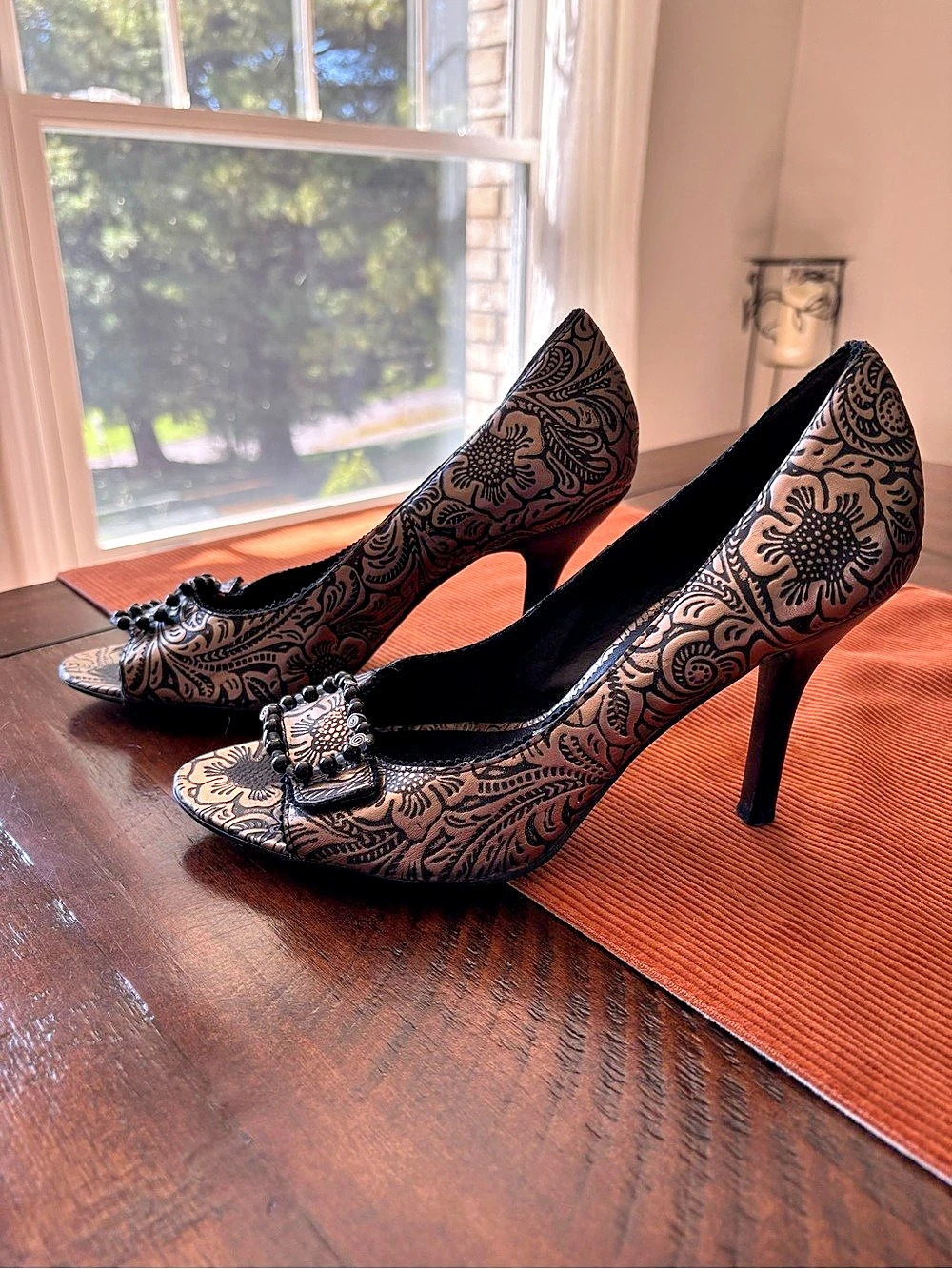 Carlos by Carlos Santana Black Gold Floral Leather Pumps Size 8